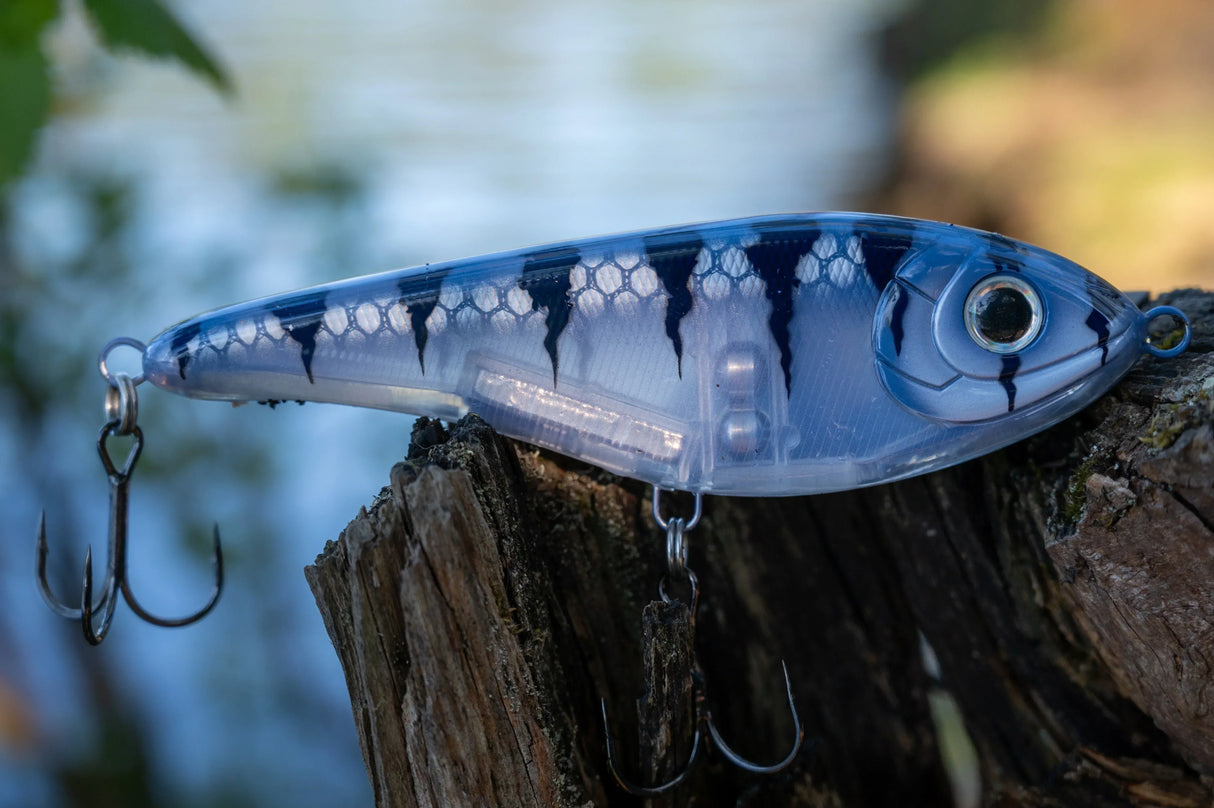 Strike Pro Buster Jerk 15 cm jerkki Monkey Lure Factory erikoisvärit - Happy Angler