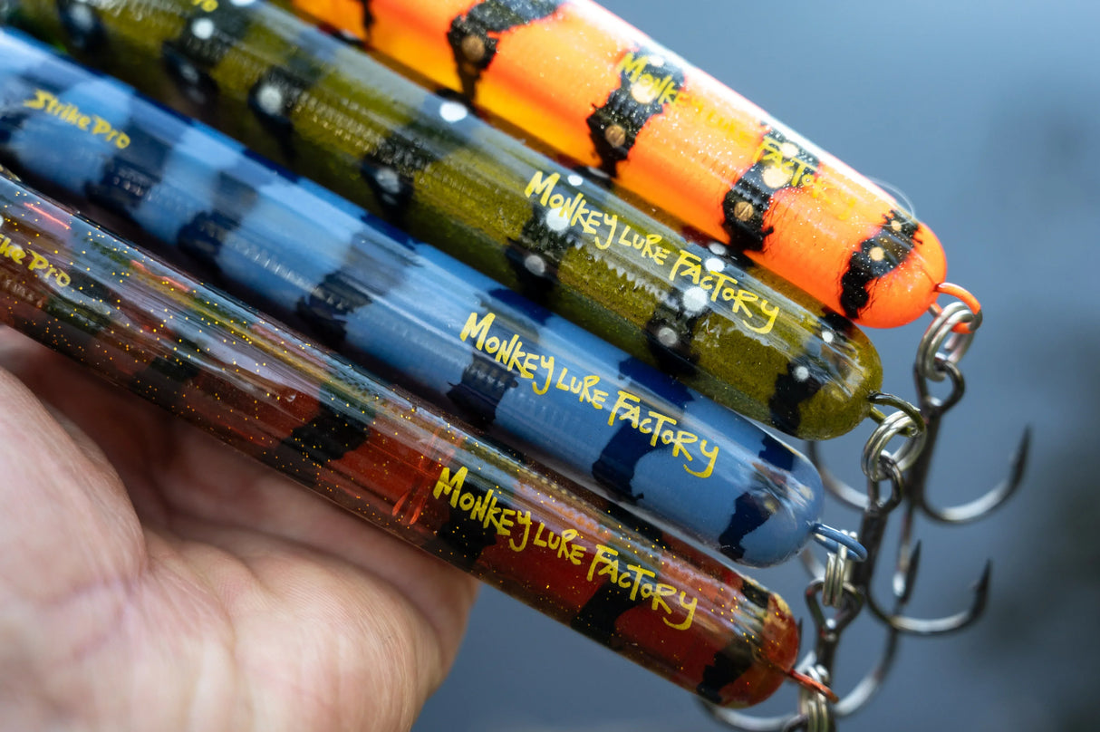Strike Pro Buster Jerk 15 cm jerkki Monkey Lure Factory erikoisvärit - Happy Angler