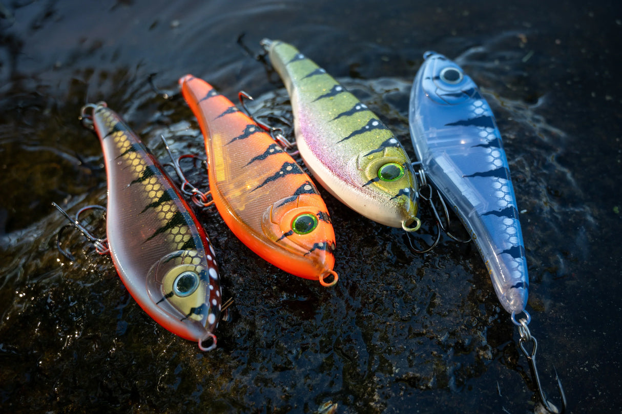 Strike Pro Buster Jerk 15 cm jerkki Monkey Lure Factory erikoisvärit - Happy Angler