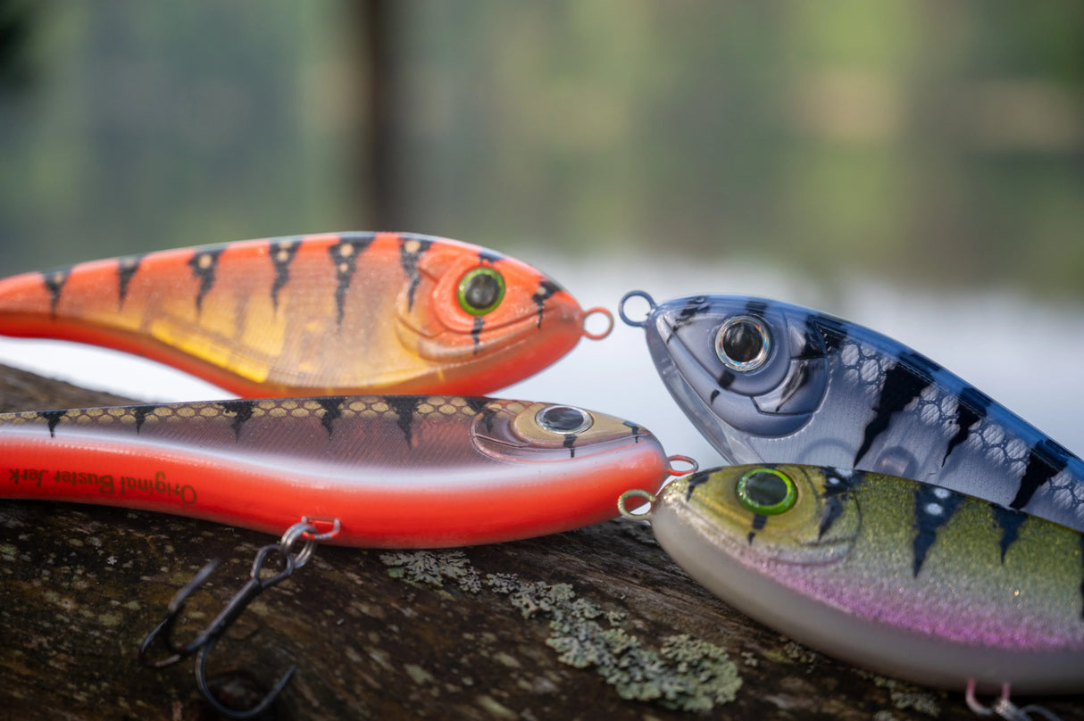 Strike Pro Buster Jerk 15 cm jerkki Monkey Lure Factory erikoisvärit - Happy Angler