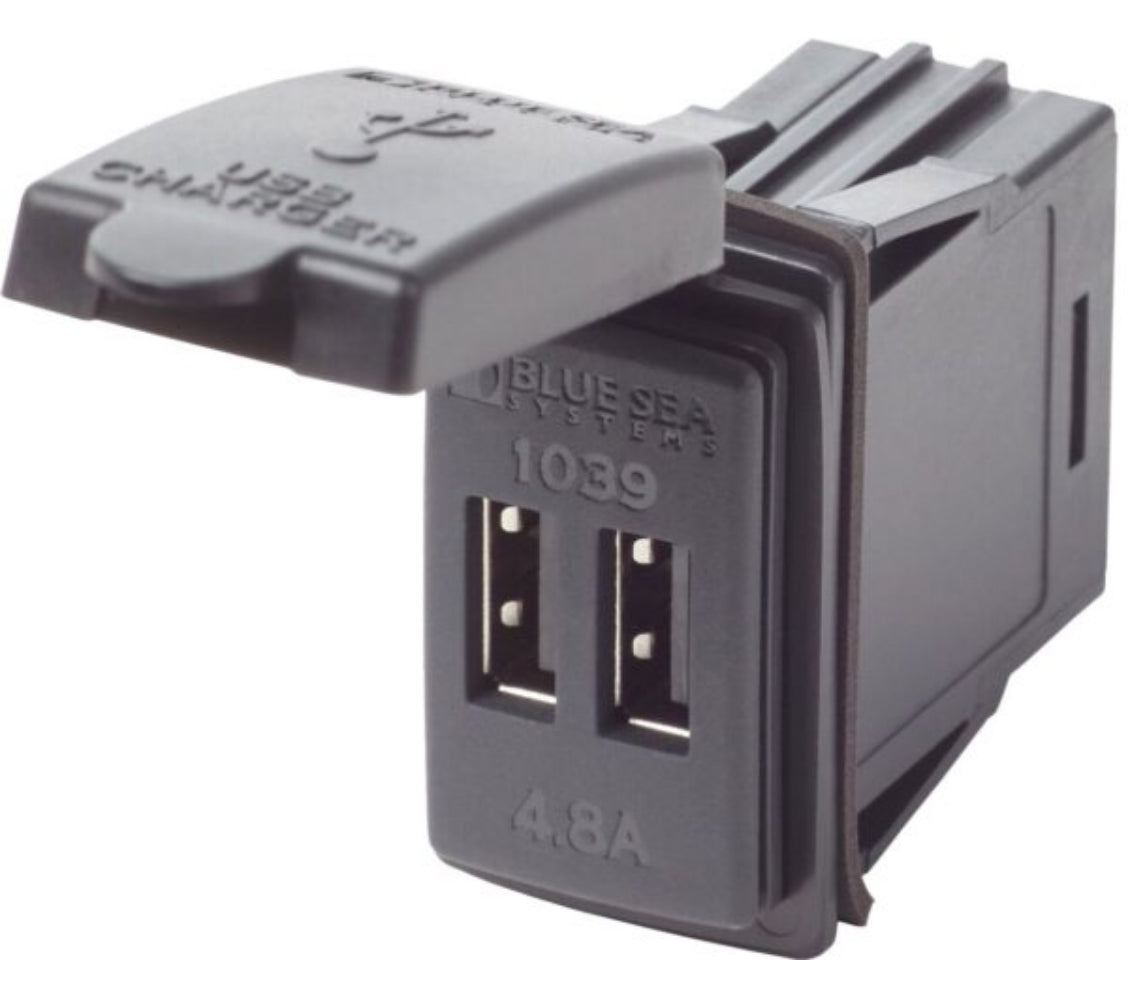 Blue Sea 2 x USB-A pistorasia suojakannella suorakaide
